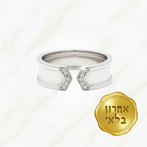 טבעת זהב לבן פתוחה עם שתי זרועות משובצות יהלומים על רקע לבן