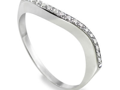 טבעת בעיצוב עדין עם עיקול יפה ומיוחד משובץ שורת יהלומים