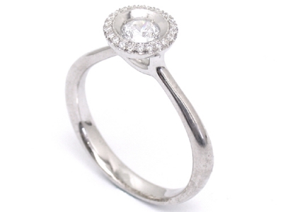 טבעת אירוסין עם שיבוץ סביב יהלום מרכזי