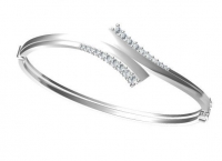 צמיד BANGLE משובץ יהלומים.