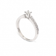 טבעת יהלום 0.17 קראט שיבוץ פרח וזרועות משובצות - URANUS